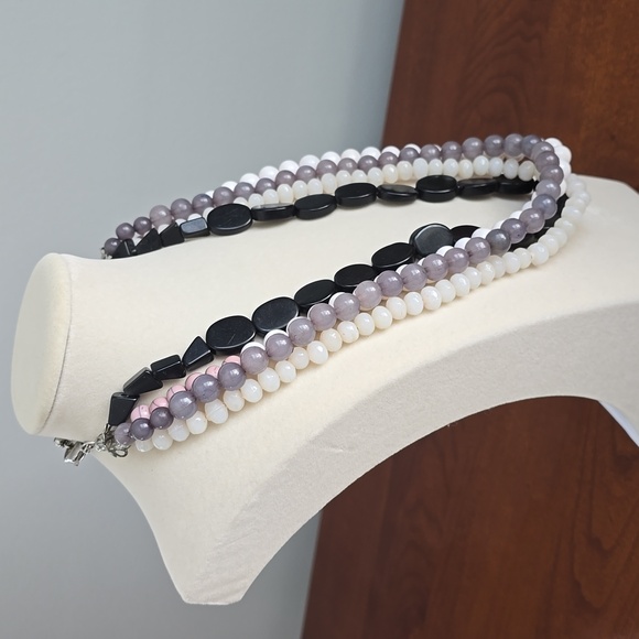 Elegant beaded torsade 4-Strand W&B, purple pink acrylic Necklace - Picture 6 of 10